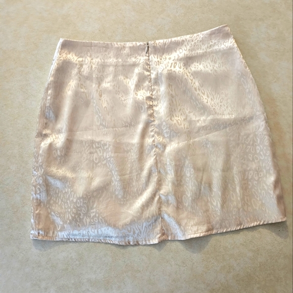 LELIS COLLECTION cream cheetah silk mini skirt size medium - Picture 3 of 4